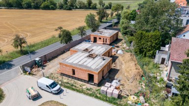 Prodej rezidenčního projektu – 3 nové rodinné domy, Praha–Koloděje.