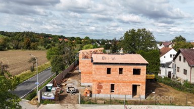 Prodej rezidenčního projektu – 3 nové rodinné domy, Praha–Koloděje.