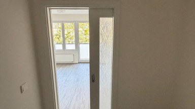 Pronájem novostavby bytu 2 + kk/L/G/S v Praze 15 - Hostivař, ulice Arnošta Staňka.
