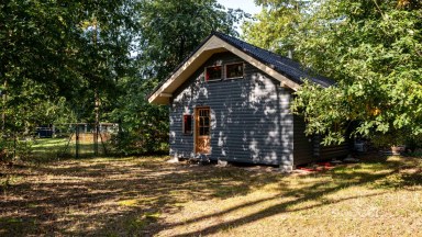 Prodej stavebního pozemku 1 300 m² se srubem, Stará Boleslav – Vestecká.