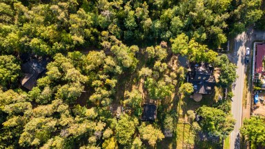 Prodej stavebního pozemku 1 300 m² se srubem, Stará Boleslav – Vestecká.