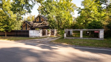 Prodej stavebního pozemku 1 300 m² se srubem, Stará Boleslav – Vestecká.